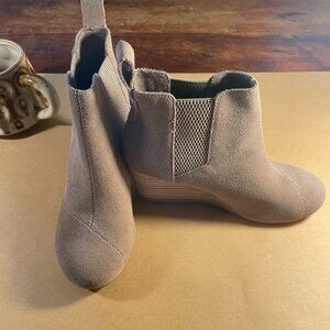 TOMS Taupe Suede Wedge Chelsea Ankle Boots Size 5.5